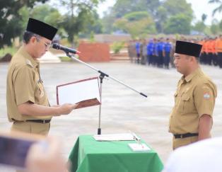 Bupati Serahkan Surat Perintah Tugas Plt. Camat Sumber Harta